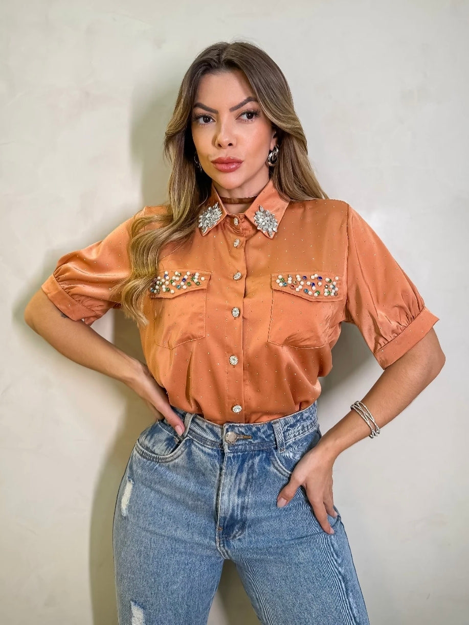 Camisa satinada manga corta con pedrería
