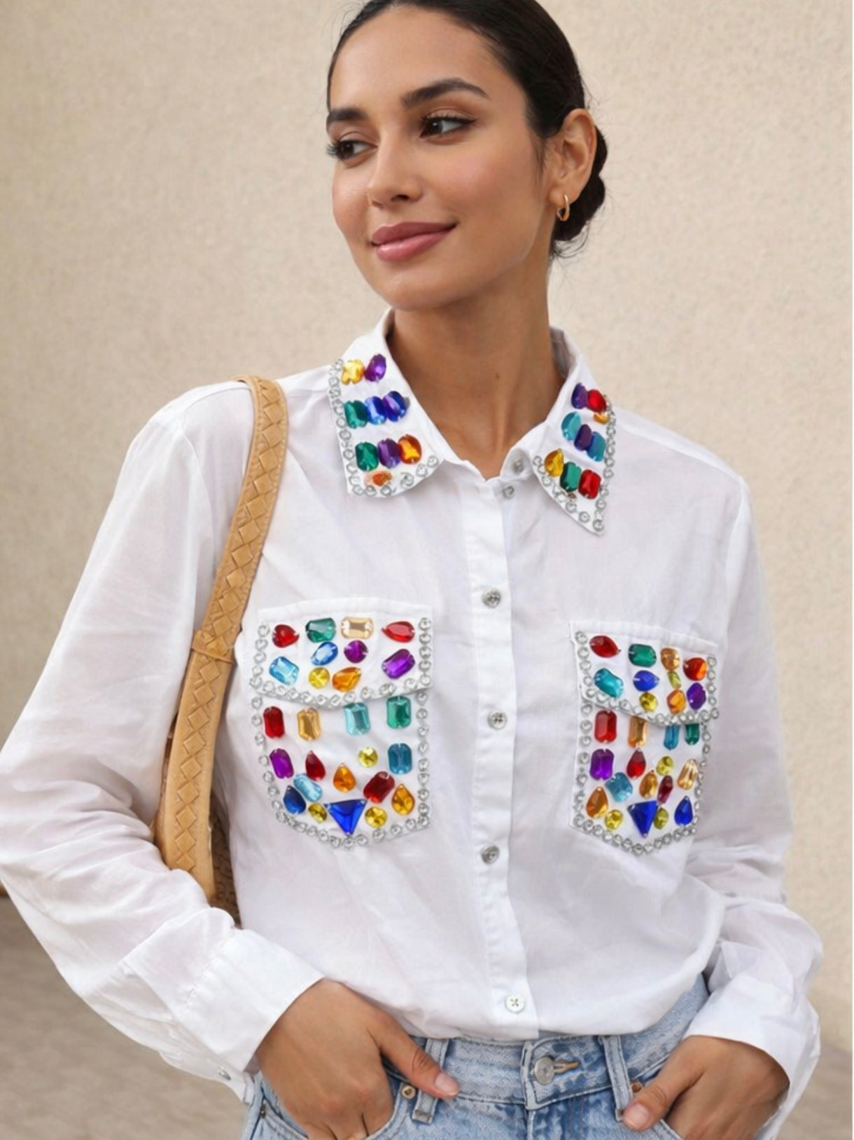 Camisa con pedrería de colores