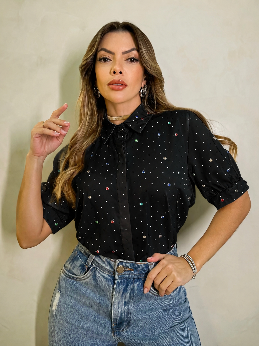 Camisa manga corta satinada con pedrería