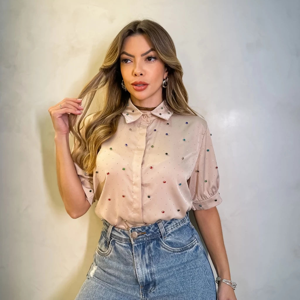 Camisa manga corta satinada con pedrería