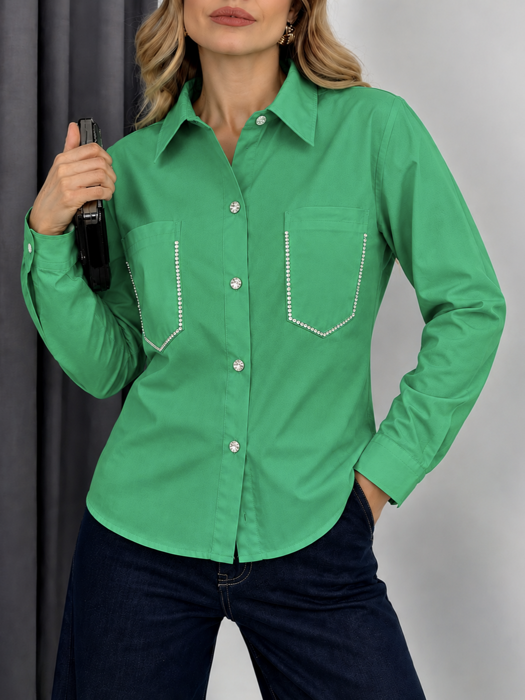 Camisa con brillos en los bolsillos