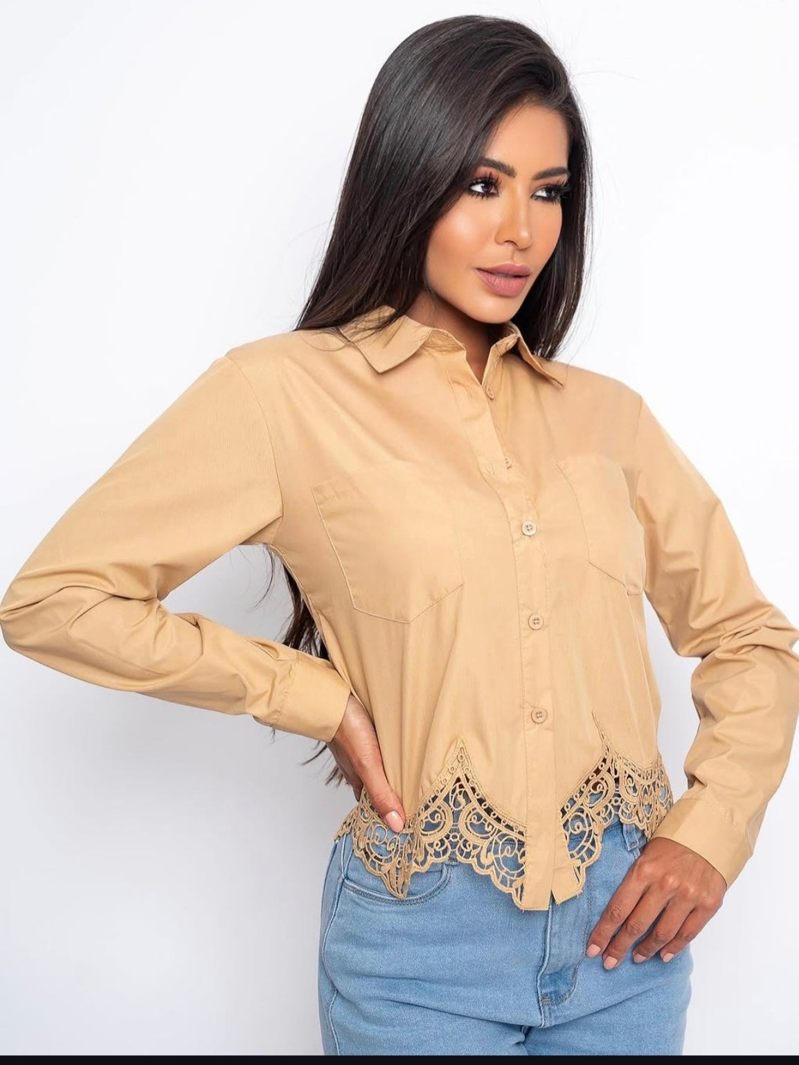 Camisa con detalles en broderie