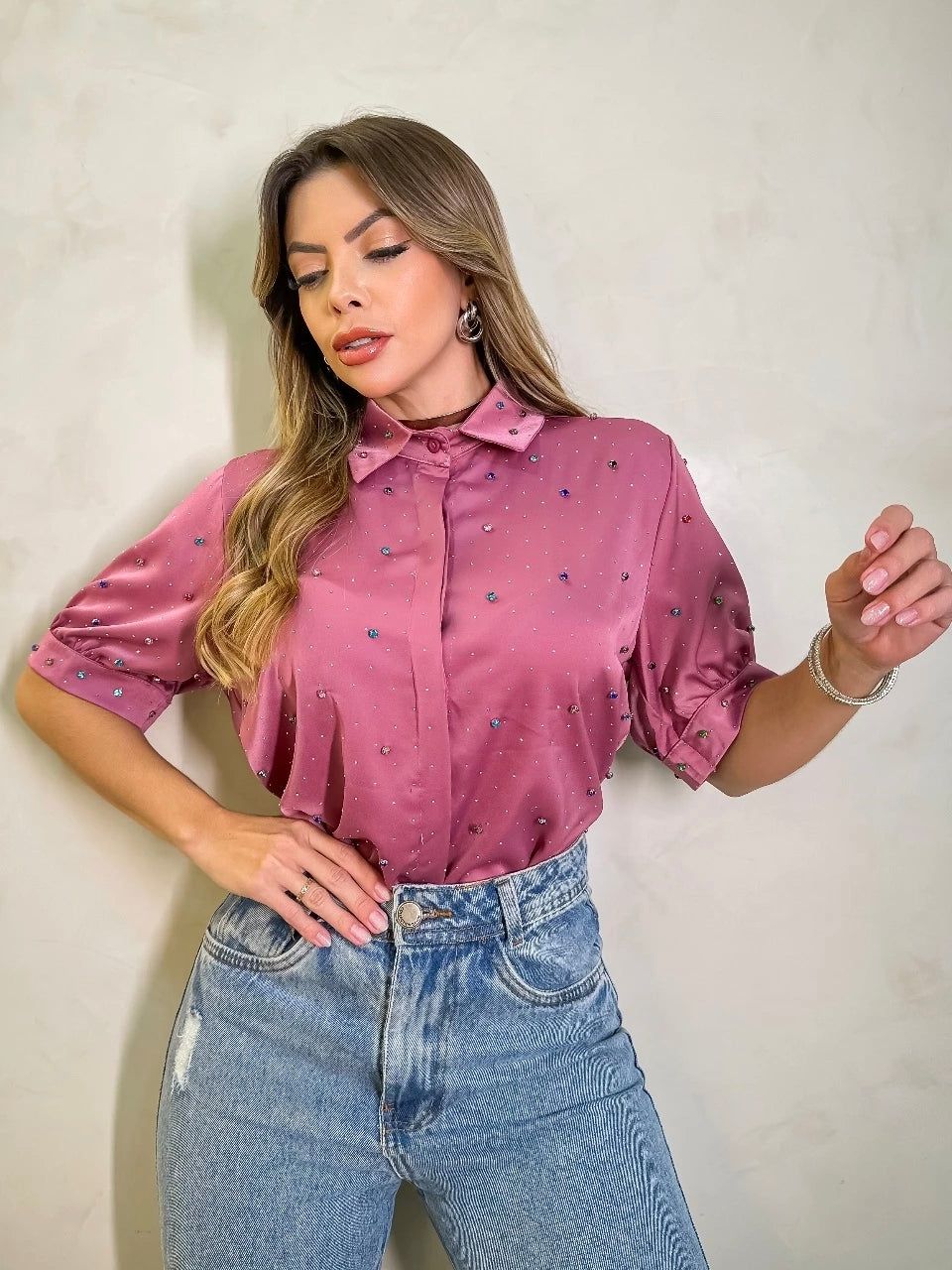 Camisa manga corta satinada con pedrería