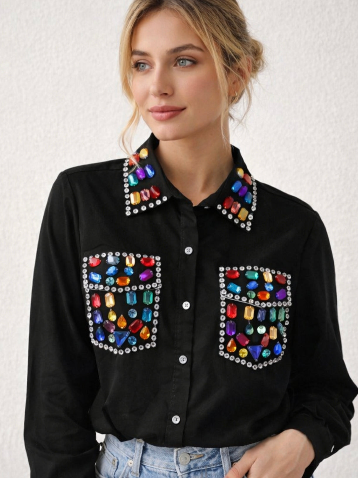 Camisa con pedrería de colores